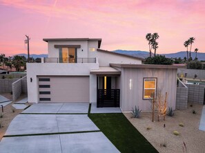 Exterior - 4 Bedroom Luxury Estate With Pool, Spa, & Firepit (Bermuda Dunes)