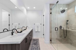 Shower, hair dryer, towels, shampoo - 4 Bedroom Luxury Estate With Pool, Spa, & Firepit (Bermuda Dunes)