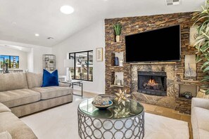 Televisión, chimenea y oficina 