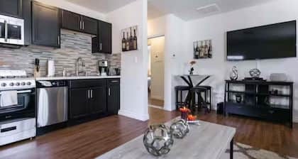 Central location One Bedroom Apartment parking