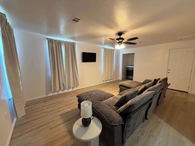 2BR Sleeps 8 Duplex | Med Ctr | Corp Stays, Family