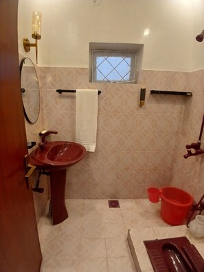 Haartrockner, Handtücher, Seife, Toilettenpapier