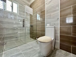 Dusche, Handtücher, Seife, Toilettenpapier