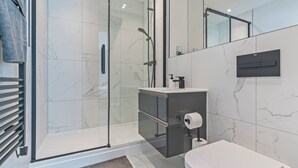 Shower, hair dryer, towels, soap - Modern Luxury 1-Bed Apartment London (2 minutes away from station) (Barnet)