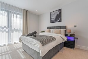 1 dormitorio, tabla de planchar con plancha, wifi y ropa de cama