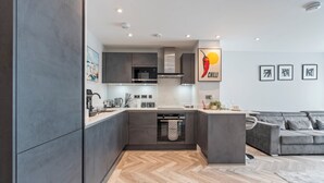 Microwave, oven, stovetop, dishwasher - Modern Luxury 1-Bed Apartment London (2 minutes away from station) (Barnet)