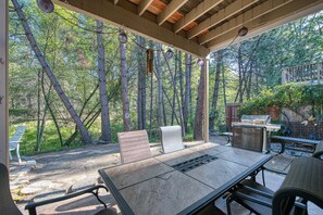 Outdoor dining - Bass Lake Retreat w/Pool /Spa Near Yosemite & Lake (Bass Lake)