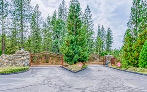 Property grounds - Bass Lake Retreat w/Pool /Spa Near Yosemite & Lake (Bass Lake)