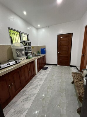 Private kitchen - Stay, Relax, Explore – Yena’s Inn (Cauayan)