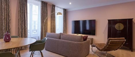Comfort Apartment | Living area | Smart TV