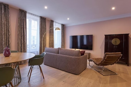 Comfort Apartment | Living area | Smart TV. Casa Cosi Aparthotel