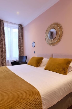 In-room safe, iron/ironing board, free cots/infant beds, travel cot - Casa Cosi Aparthotel (Luxembourg City)