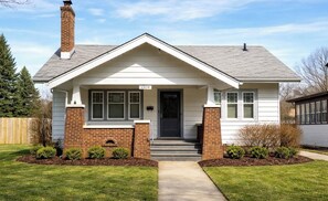 Exterior - Cute cozy 3-bedroom cottage perfect for a relaxing stay in Rockford (Rockford)