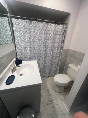 Secadora de cabello, toallas, jabón, papel de baño 