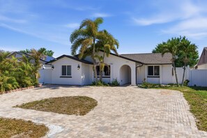 Exterior - The Blue Vacation, a house with Pool in Citrus Area in Tampa (Tampa)
