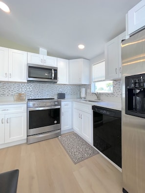 Private kitchen - BETTER THAN NEW - FULLY REMODELED - SHORT-TERM RENTAL FRIENDLY (Fort Myers)
