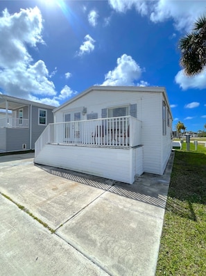 Exterior - BETTER THAN NEW - FULLY REMODELED - SHORT-TERM RENTAL FRIENDLY (Fort Myers)