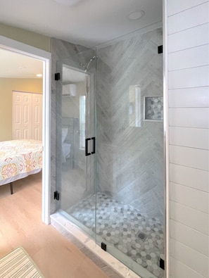 Shower, towels, soap, toilet paper - BETTER THAN NEW - FULLY REMODELED - SHORT-TERM RENTAL FRIENDLY (Fort Myers)