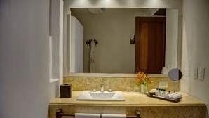 A bathroom with a sink, mirror, towel rack, and toiletries. - Luxury Old City with Pool and Jacuzzi, 8 Bedrooms (Cartagena de Indias)