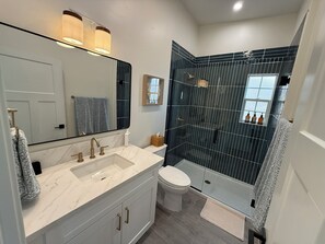 Shower, hair dryer, towels, soap - Luxury, Ocean Front 4-Bed 3-Bath Beach House Perfect for Families- S. Oceanside (Oceanside)