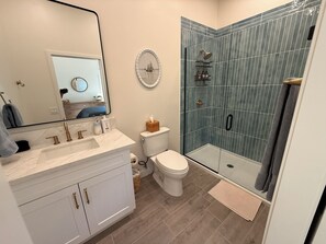 Shower, hair dryer, towels, soap - Luxury, Ocean Front 4-Bed 3-Bath Beach House Perfect for Families- S. Oceanside (Oceanside)