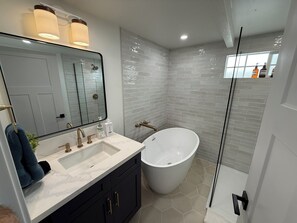 Shower, hair dryer, towels, soap - Luxury, Ocean Front 4-Bed 3-Bath Beach House Perfect for Families- S. Oceanside (Oceanside)