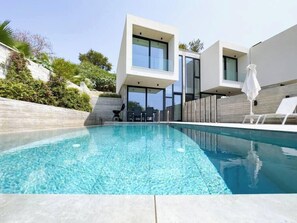 Outdoor pool, pool umbrellas, sun loungers - Sunset Park Villa (Chlorakas)