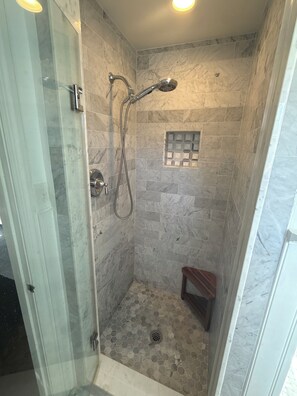 Shower, hair dryer, towels, soap - Hill House - the perfect PGA Tour Getaway! (Wayne)