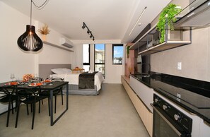 Une cuisine moderne avec un coin repas, un lit et une vue sur l’extérieur.