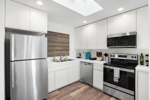 Private kitchen - Spacious 4-Bed Private Retreat Near Beachwalk, Golf & Trails (Pacifica)