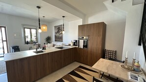 Kaffetrakter/tekoker, kjøleskap, mikrobølgeovn og ovn