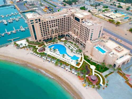 Perfect Family-Friendly Room w/ Scenic Balcony in Beachfront Bliss