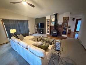 Living area - Charming Spacious Home- Close to the USAFA & Ford Amphitheater (Colorado Springs)