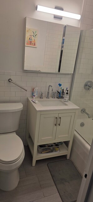 Regadera, toallas, papel de baño 