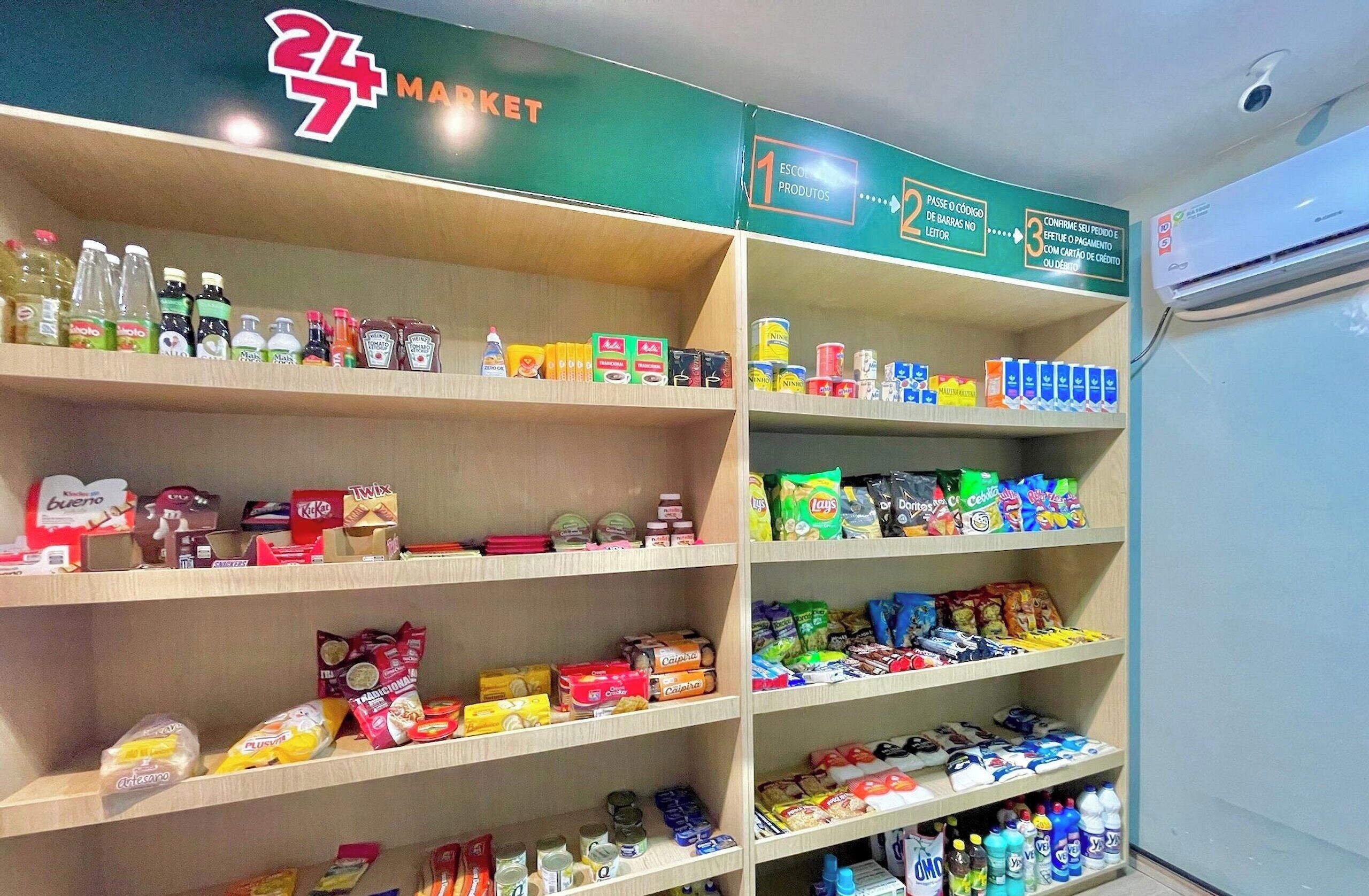 Une épicerie dont les rayons sont remplis de divers produits, notamment des collations, des boissons et des articles ménagers.