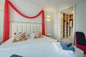 3 bedrooms, in-room safe, iron/ironing board, free WiFi - 👀It's winking at you... isn't it?👀2Jacuzis•Rooftop-AirHockey-GlamRoom-Insta-Ready (Albufeira)