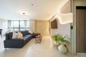 Living area -  5-bedroom Combo apartment in lleras Medellín with AC (Medellín)