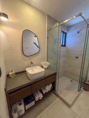 Shower, hair dryer, towels, soap - The heart of Santa Cruz steps from the beach! (Crucecita)