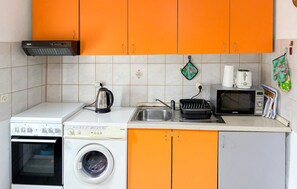 Een koelkast, een microgolfoven, een kookplaat