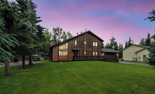 Lovely 3-bedroom house in the heart of Soldotna, minutes from the Kenai River.
