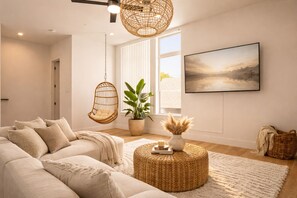 TV - Dallas Corporate Housing with Rooftop (Dallas)