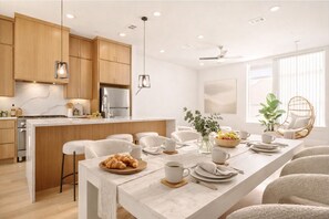 Dining - Dallas Corporate Housing with Rooftop (Dallas)