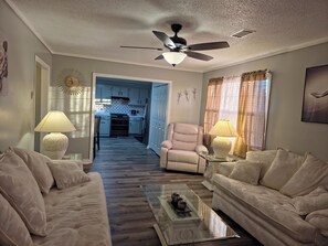 Living area - Vidalia Onion Festival stay—private, upscale, and relaxing retreat (Lyons)