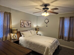 Room - Vidalia Onion Festival stay—private, upscale, and relaxing retreat (Lyons)