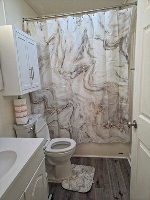 Bathroom - Vidalia Onion Festival stay—private, upscale, and relaxing retreat (Lyons)