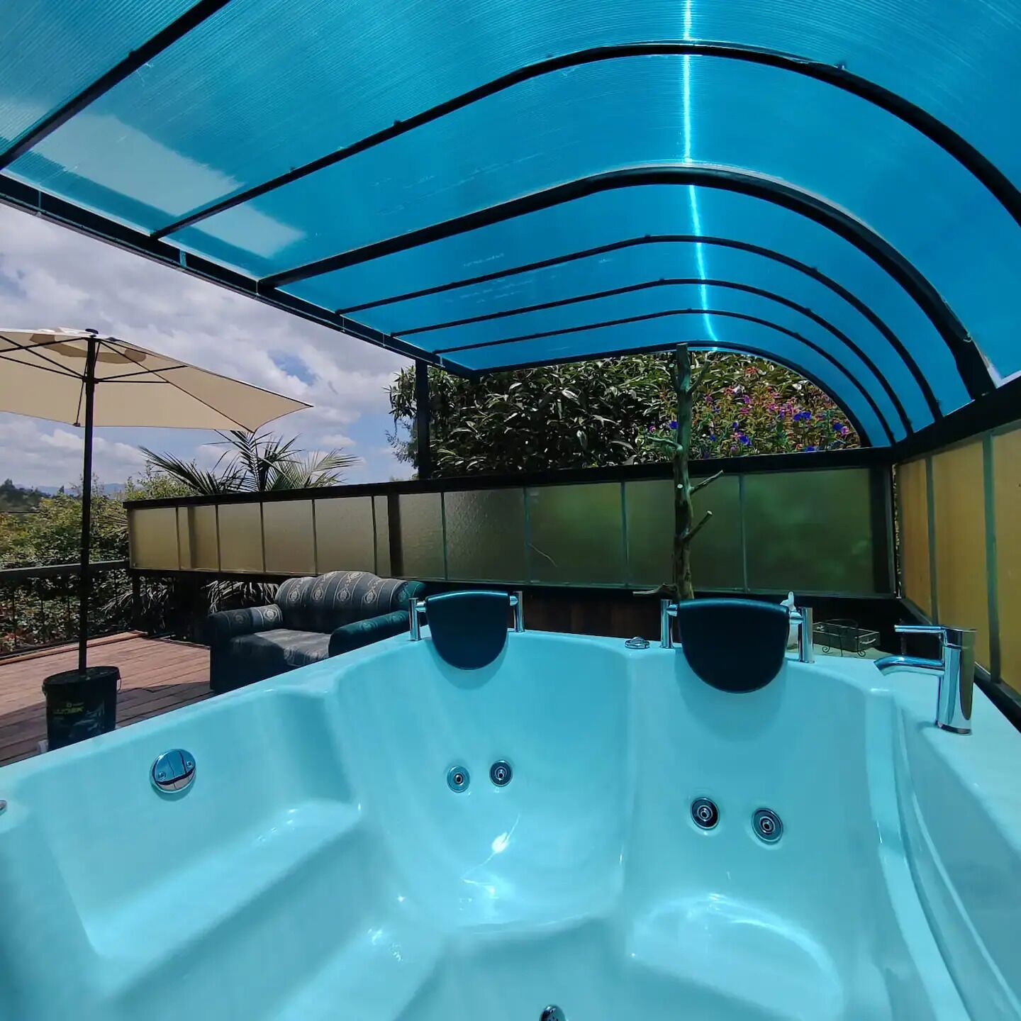 Banyera d'hidromassatge a l'aire lliure