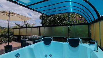 Banyera d'hidromassatge a l'aire lliure