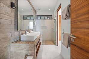 Shower, hair dryer, towels, shampoo - Nereidas 1BR | Easy Beach Access + Pool (Bucerías)