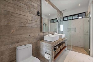 Een douche, een haardroger, handdoeken, shampoo