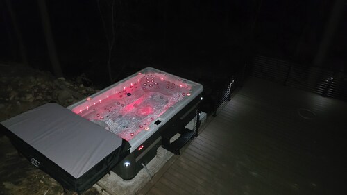 Kids’ Dream Cabin - Zip Line + Creek + Hot Tub + Room to Play